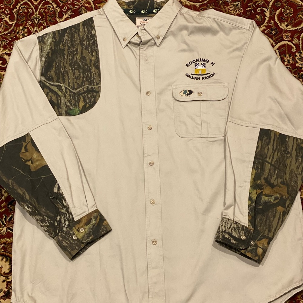 Sporting/Hunting Shirt by Mossy Oak, Men’s Size 2XL, Tan with Camouflage Accents